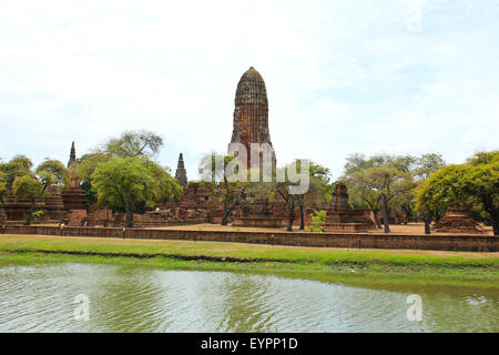 Asiatische Sakralarchitektur. Alte Tempelruinen buddhistische im Wat Phra Ram Tempel in Ayutthaya, Thailand. Stockfoto