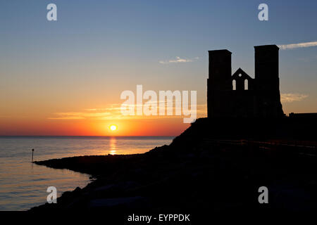 Reculver, Kent, UK. 3. August 2015: UK Wetter. Sonnenaufgang am Reculver Türme, die Überreste einer alten Kirche verlassen mehr als 200 Jahren als Erosion des Felsens machte es instabil. Trinity House gespeichert die Türme, wie es eine nützliche Navigation Mark war und konnte von Schiffen meilenweit zu sehen. Temperaturen in den frühen 20er Jahren bleibt für die kommende Woche Credit: Alan Payton/Alamy Live News Stockfoto