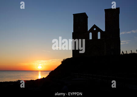 Reculver, Kent, UK. 3. August 2015: UK Wetter. Sonnenaufgang am Reculver Türme, die Überreste einer alten Kirche verlassen mehr als 200 Jahren als Erosion des Felsens machte es instabil. Trinity House gespeichert die Türme, wie es eine nützliche Navigation Mark war und konnte von Schiffen meilenweit zu sehen. Temperaturen in den frühen 20er Jahren bleibt für die kommende Woche Credit: Alan Payton/Alamy Live News Stockfoto