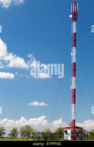 Gsm-Lte Sendeturm in sonnigen Sommertag Stockfoto