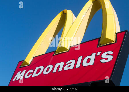 Berühmten McDonalds-Schriftzug und Logo gegen einen tiefblauen Winterhimmel in Sydney, Australien Stockfoto