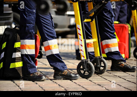 Krankenwagen Personal Füße sind neben Notausrüstung gesehen. Stockfoto