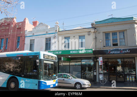 Verkehr und Sydney Bus auf König Straße, Newtown, Sydney, Australien Stockfoto