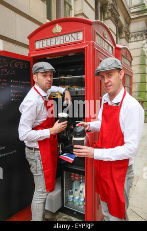 Eine stillgelegte Telefonzelle umgewandelt in ein Mikro Kaffeebar im Colmore Reihe, Birmingham UK am Tag seiner Eröffnung August 2015 Stockfoto