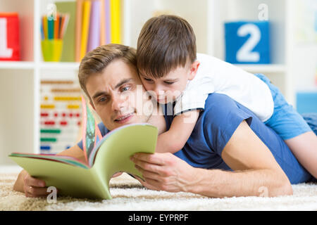 Vater lehrt Buch, kid Stockfoto