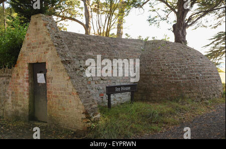 Alten Ziegel Ice House im Tapeley Park an der Küste von Instow in der Nähe von Bideford an der Küste von North Devon, England, UK Stockfoto