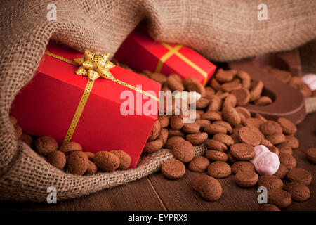 "De Zak van Sinterklaas" (St.-Nikolaus Beutel) mit "Pepernoten", einen Brief von Schokolade und Süßigkeiten gefüllt. Eine holländische Tradition. Stockfoto