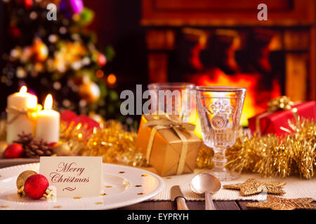 Weihnachten Tisch romantisch mit Kerzen und Weihnachtsschmuck. Stockfoto