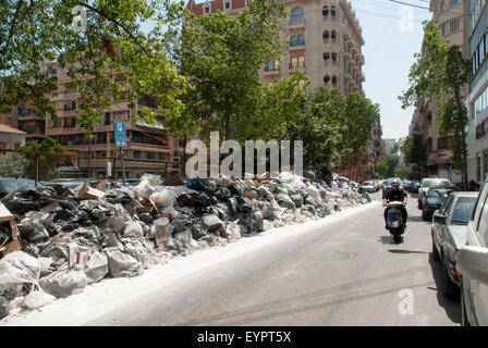 Müll türmt sich in den Straßen von Beirut-Libanon Stockfoto