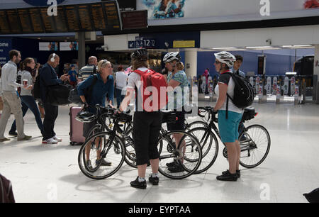 Passagiere mischen auf einem belebten Londoner Bahnhofshalle Stockfoto