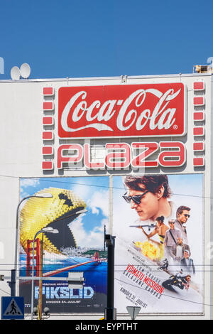 Tallinn, Estland. 1. August 2015. Pixel und Mission Impossible - Rogue Nation Filme Werbetafeln auf Coca-Cola Plaza Cinema in Tallinn. Pac-Man und Tom Cruise, Jeremy Renner, Simon Pegg, Rebecca Ferguson, Ving Rhames und Alec Baldwin werden in den Plakaten gesehen. Bildnachweis: Sergey Hmelevskih/Alamy Live-Nachrichten Stockfoto