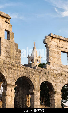 Pula, Istrien, Kroatien. Die Arena in Pula, ein römisches Amphitheater, erbaut zwischen 27 - 68AD. St. Anthony-Kirche im Hintergrund Stockfoto