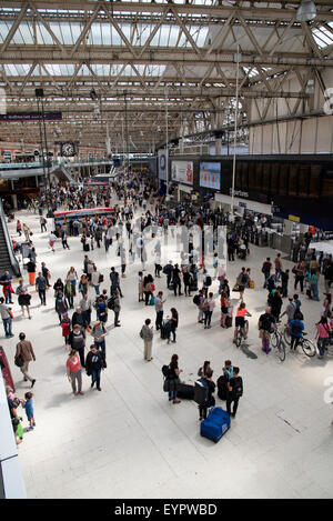 Passagiere mischen auf einem belebten Londoner Bahnhofshalle Stockfoto