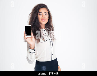 Glücklich schöne Geschäftsfrau zeigt leere Smartphone-Bildschirm auf einem weißen Hintergrund isoliert Stockfoto