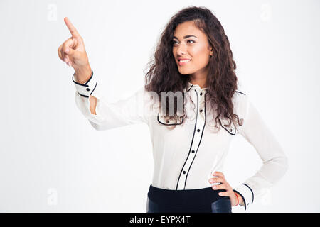 Lächelnde schöne Geschäftsfrau Fingerzeig entfernt auf einem weißen Hintergrund isoliert Stockfoto