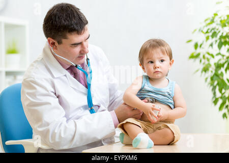 Kinder Arzt Prüfungen Kind Kind mit Stethoskop Stockfoto