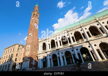 Verona. 27. Juli 2015. Foto aufgenommen am 27. Juli 2015, zeigt das äußere der Basilika Palladiana, die vom Architekten Andrea Palladio in Vicenza, Italien im Jahre 1546, ausgelegt ist. Vicenza, eine Stadt in Nord-Italien Veneto, wird allgemein als "die Stadt des Palladio" anerkannt. Die Stadt Vicenza ist seit 1994 als UNESCO Weltkulturerbe gelistet. © Jin Yu/Xinhua/Alamy Live-Nachrichten Stockfoto