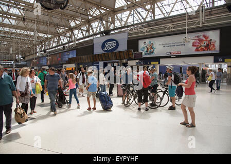 Passagiere mischen auf einem belebten Londoner Bahnhofshalle Stockfoto