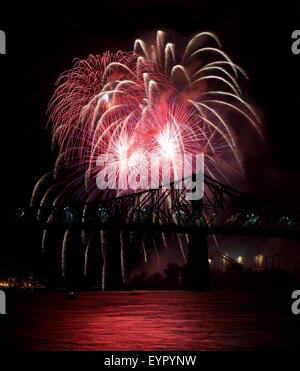 Rote Feuerwerk explodieren in Montreal mit Brücke Silhouette in dunklen Himmel, Montreal Feuerwerk-Festival, Feuerwerk explodieren, Neujahr, fi Stockfoto