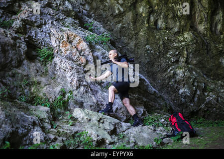 Professioneller Landschaftsfotograf Aufnahmen in einer Höhle Stockfoto