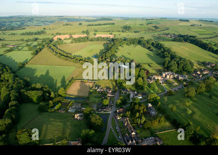 Luftaufnahme des Dorfes Tissington im Peak District in Derbyshire, England UK Stockfoto