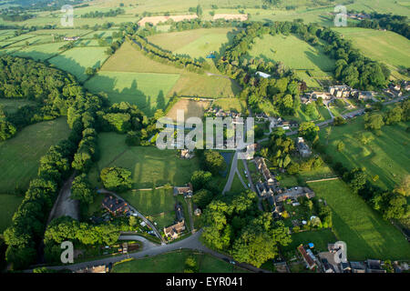 Luftaufnahme des Dorfes Tissington im Peak District in Derbyshire, England UK Stockfoto