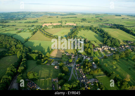 Luftaufnahme des Dorfes Tissington im Peak District in Derbyshire, England UK Stockfoto