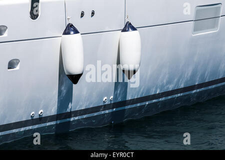 Kleines Schiff Kotflügel über Luxus weißen Vergnügen Yacht Rumpf hängt Stockfoto