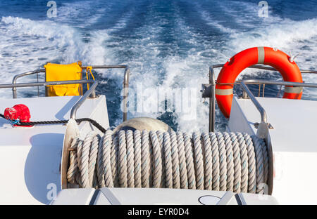 Roten Rettungsring und Seilwinde mit Seil am Heck des schnellen Rettung Rettungsboot Stockfoto