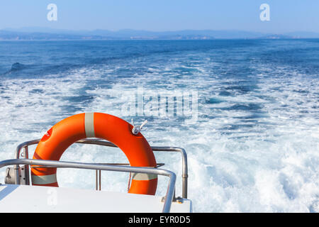 Roten Rettungsring hängen Heck Geländer schnell Sicherheit Rettungsboot Stockfoto