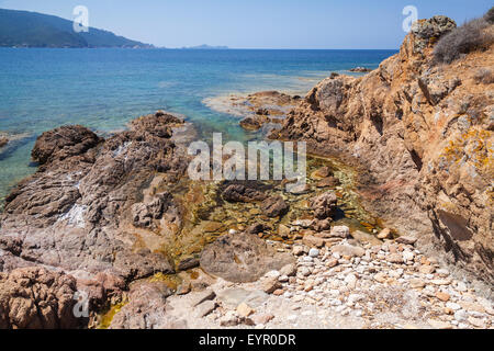 Küstenlandschaft mit Felsen und Meerwasser, Süd-Korsika, Frankreich. Plage De Capo Di Feno Stockfoto