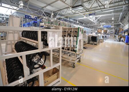 In einer modernen Automobilfabrik bewegen Fahrzeuge und Ersatzteile durch den Produktionsprozess Stockfoto
