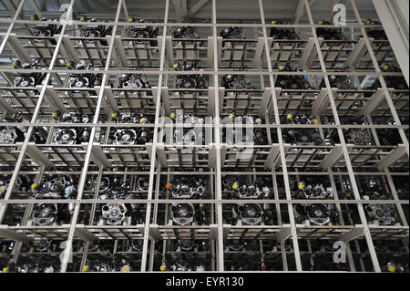 In einer modernen Automobilfabrik bewegen Fahrzeuge und Ersatzteile durch den Produktionsprozess, Wand von Motoren und getrieben Stockfoto