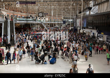 Passagiere mischen auf einem belebten Londoner Bahnhofshalle Stockfoto