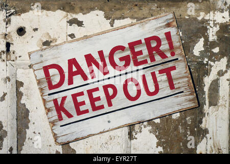 Nahaufnahme von verwitterten "Gefahr Keep Out" Zeichen Stockfoto