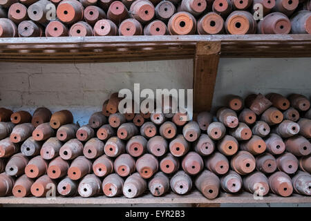 Alten Terrakotta-Töpfe auf Regalen gestapelt. Stockfoto