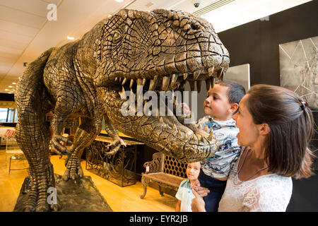 London, UK. 3. August 2015. Sophie Wiles und ihr Sohn Noah, 3, entdecken Sie eine riesige bronzene Fiberglas Modell eines Tyrannosaurus Rex, schätzen GBP 10.000-15 000. Am 10. September 2015 Christie's South Kensington halten die dritte jährliche "außergewöhnliches" zu versteigern, feiern alle Dinge außergewöhnliche und ungewöhnlich - aus einer massiven T-Rex, ein Porträt von Barack Obama aus Spielzeug. Die Vorschau markiert den Beginn einer kostenlos fünf-Wochen-Sommer-Ausstellung, Eröffnung für die Öffentlichkeit am 3. August 2015. Foto: Ukartpics/Alamy Live-Nachrichten Stockfoto