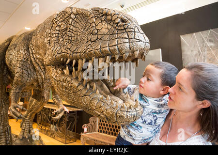 London, UK. 3. August 2015. Sophie Wiles und ihr Sohn Noah, 3, entdecken Sie eine riesige bronzene Fiberglas Modell eines Tyrannosaurus Rex, schätzen GBP 10.000-15 000. Am 10. September 2015 Christie's South Kensington halten die dritte jährliche "außergewöhnliches" zu versteigern, feiern alle Dinge außergewöhnliche und ungewöhnlich - aus einer massiven T-Rex, ein Porträt von Barack Obama aus Spielzeug. Die Vorschau markiert den Beginn einer kostenlos fünf-Wochen-Sommer-Ausstellung, Eröffnung für die Öffentlichkeit am 3. August 2015. Foto: Ukartpics/Alamy Live-Nachrichten Stockfoto