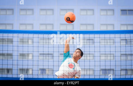 DEN Haag - Bossaball, eine Kombination aus Volleyball, Fußball, Gymnastik und Capoeira wird von der niederländischen Nationalmannschaft gespielt wird Stockfoto