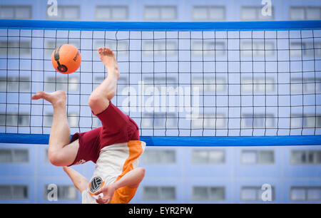 DEN Haag - Bossaball, eine Kombination aus Volleyball, Fußball, Gymnastik und Capoeira wird von der niederländischen Nationalmannschaft gespielt wird Stockfoto