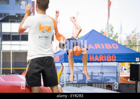 DEN Haag - Bossaball, eine Kombination aus Volleyball, Fußball, Gymnastik und Capoeira wird von der niederländischen Nationalmannschaft gespielt wird Stockfoto