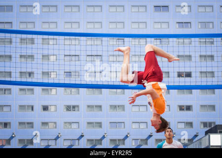 DEN Haag - Bossaball, eine Kombination aus Volleyball, Fußball, Gymnastik und Capoeira wird von der niederländischen Nationalmannschaft gespielt wird Stockfoto