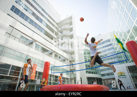 DEN Haag - Bossaball, eine Kombination aus Volleyball, Fußball, Gymnastik und Capoeira wird von der niederländischen Nationalmannschaft gespielt wird Stockfoto