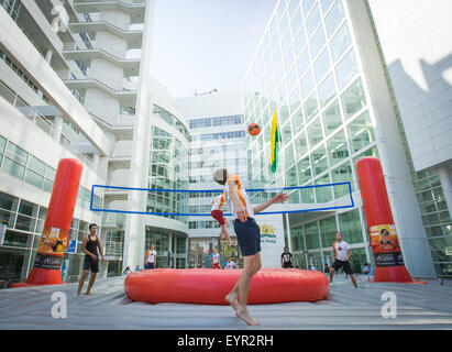 DEN Haag - Bossaball, eine Kombination aus Volleyball, Fußball, Gymnastik und Capoeira wird von der niederländischen Nationalmannschaft gespielt wird Stockfoto