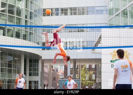 DEN Haag - Bossaball, eine Kombination aus Volleyball, Fußball, Gymnastik und Capoeira wird von der niederländischen Nationalmannschaft gespielt wird Stockfoto