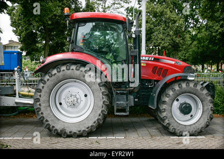 VOORSCHOTEN - Case IH Traktor gesehen. In diesem Monat Autobauer Fiat Chrysler Automobile (FCA) und Traktor Hersteller CNH Indust Stockfoto