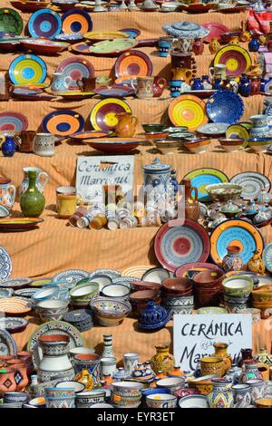 Keramik zum Verkauf auf einem Straßenmarkt in der Altstadt von Ibiza, Spanien Stockfoto