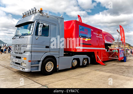 Mercedes - Benz artikuliert LKW mit einem Royal Air Force Red Arrows Display Team Simulator fahren an RNAS Yeovilton Air Tag 2015. Stockfoto