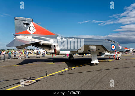 Im Ruhestand McDonnell F - 4K Phantom FG. 1 XV586/R-010 auf statische Anzeige am RNAS Yeovilton International Air Tag im Jahr 2015 abgebildet. Stockfoto