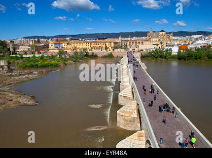 1. Jahrhundert v. Chr. römische Brücke von Córdoba über den Guadalquivir, Córdoba, Andalusien, Spanien, Stockfoto